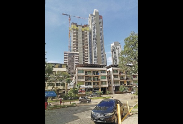 La regulación urbana panameña aún no incorpora en su análisis la valoración del impacto de las nuevas construcciones sobre el paisajismo de las áreas donde se construye, o su impacto sobre el futuro de la actividad económica, la disponibilidad del espacio público o la movilidad. La regulación urbana panameña aún no incorpora en su análisis la valoración del impacto de las nuevas construcciones sobre el paisajismo de las áreas donde se construye, o su impacto sobre el futuro de la actividad económica, la disponibilidad del espacio público o la movilidad.