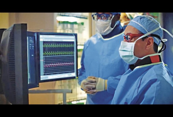 La enfermedad coronaria es causada por la acumulación de placa, una sustancia cerosa, dentro del revestimiento de las arterias. La enfermedad coronaria es causada por la acumulación de placa, una sustancia cerosa, dentro del revestimiento de las arterias.