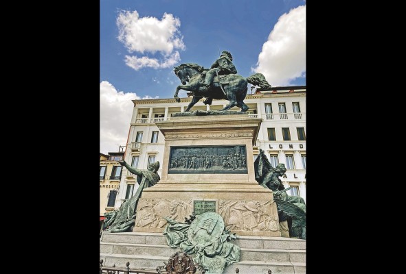 Estatua en honor a Vittorio Emanuel Estatua en honor a Vittorio Emanuel