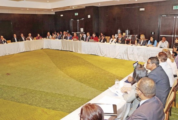 Vista de la reunión entre representantes del Mici, MEF y Casem, este jueves. Vista de la reunión entre representantes del Mici, MEF y Casem, este jueves.