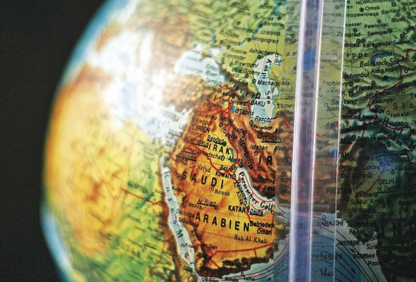 Los poderes que respaldan los intereses de Israel en el medio oriente han puesto en escena su heroico compromiso con el orden mundial liberal. Los poderes que respaldan los intereses de Israel en el medio oriente han puesto en escena su heroico compromiso con el orden mundial liberal.