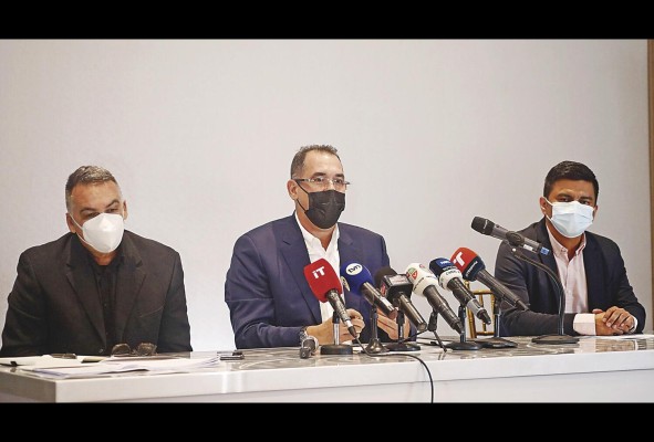 Luis Ruiz, asesor científico (Izq); Darío Martínez, presidente, e Iván Ibarra colaborador de la empresa Jers Medical Luis Ruiz, asesor científico (Izq); Darío Martínez, presidente, e Iván Ibarra colaborador de la empresa Jers Medical