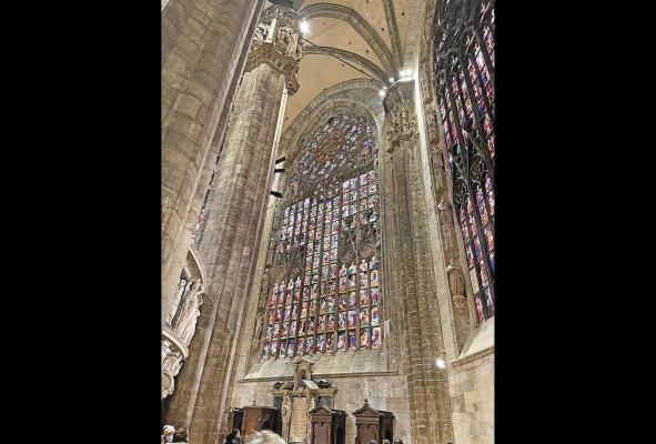 Vitrales en el interior de la Catedral de Milán Vitrales en el interior de la Catedral de Milán