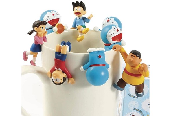 Están muy de moda las figuras que se pueden colocar en el borde de los vasos o tazas, en este caso, de Doraemon Están muy de moda las figuras que se pueden colocar en el borde de los vasos o tazas, en este caso, de Doraemon