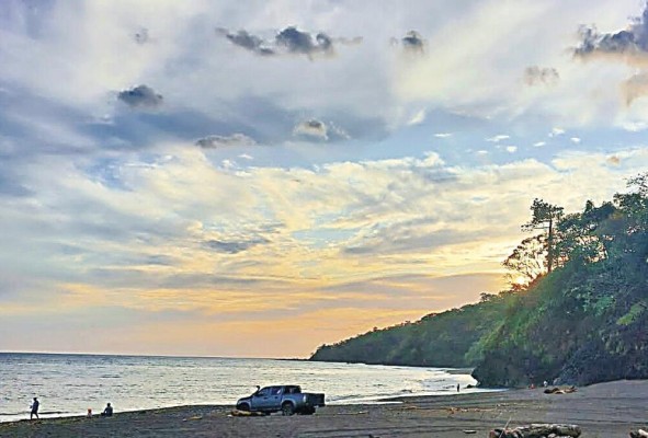 Las playas y la naturaleza de sus bosques son atractivos que convierten a Cambutal en un destino predilecto para el desarrollo del turismo de aventuras. Las playas y la naturaleza de sus bosques son atractivos que convierten a Cambutal en un destino predilecto para el desarrollo del turismo de aventuras.