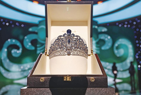 La corona elaborada por la firma Mouawad para Miss Universo 2023. La corona elaborada por la firma Mouawad para Miss Universo 2023.