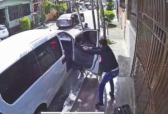Imagen tomada de un video que circuló en redes sociales sobre el asesinato de César Caballero. Imagen tomada de un video que circuló en redes sociales sobre el asesinato de César Caballero.