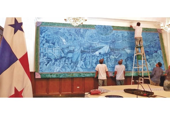 Mirándome tras las rejas de un paño mural Mirándome tras las rejas de un paño mural