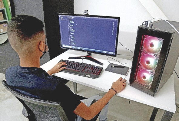 Los miembros del centro aprenden también a hacer programación de páginas web. Los miembros del centro aprenden también a hacer programación de páginas web.