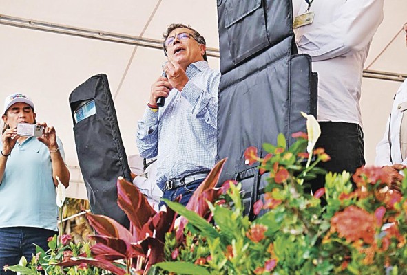 Por amenazas, los candidatos se vieron rodeados de agentes de seguridad del Estado, quienes, portando grandes escudos antibalas, contribuyeron a retratar para el mundo a la Colombia de hoy Por amenazas, los candidatos se vieron rodeados de agentes de seguridad del Estado, quienes, portando grandes escudos antibalas, contribuyeron a retratar para el mundo a la Colombia de hoy