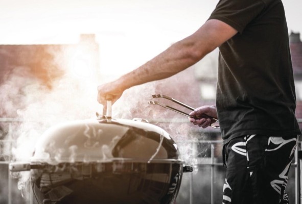Cubra el asador para controlar mejor la temperatura del fuego. Cubra el asador para controlar mejor la temperatura del fuego.