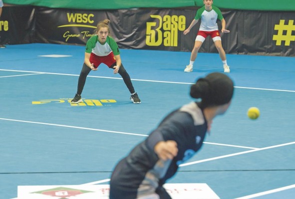 Una pelota de goma o de tenis, un cuadro marcado y cinco jugadores en la defensa, es todo lo que necesita el Béisbol 5. Una pelota de goma o de tenis, un cuadro marcado y cinco jugadores en la defensa, es todo lo que necesita el Béisbol 5.