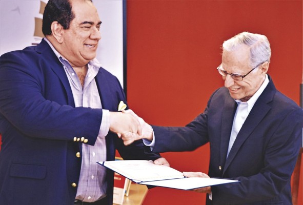 El vicepresidente de la Fundación Pro Biblioteca Nacional, Fernando Gómez Arbeláez, otorgó un reconocimiento a Ricardo Alfaro, esposo de Gloria Guardia. El vicepresidente de la Fundación Pro Biblioteca Nacional, Fernando Gómez Arbeláez, otorgó un reconocimiento a Ricardo Alfaro, esposo de Gloria Guardia.
