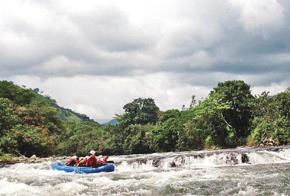 Haciendo 'rafting' por el río Grande de la provincia de Coclé. Haciendo 'rafting' por el río Grande de la provincia de Coclé.