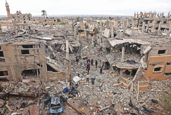 Los palestinos inspeccionan la destrucción causada por los ataques israelíes. Los palestinos inspeccionan la destrucción causada por los ataques israelíes.