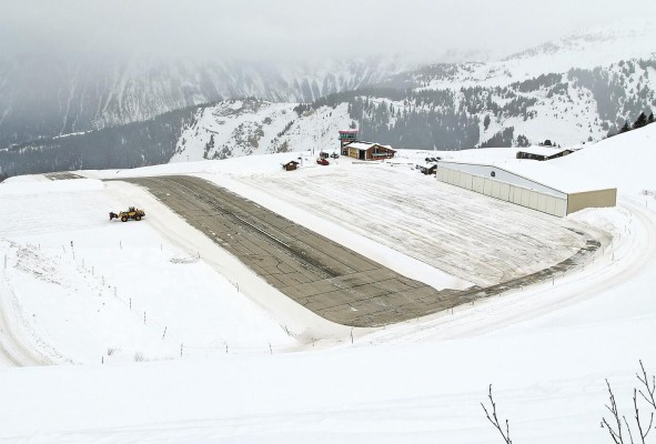 El programa 'Most Extreme Airports' de History Channel lo ubica como el séptimo aeropuerto más extremo del mundo. El programa 'Most Extreme Airports' de History Channel lo ubica como el séptimo aeropuerto más extremo del mundo.