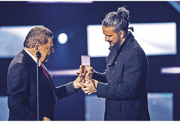 La discografía de Arjona se remonta a 1985 con su primer álbum 'Déjame Decir que Te Amo' producido en Guatemala. La discografía de Arjona se remonta a 1985 con su primer álbum 'Déjame Decir que Te Amo' producido en Guatemala.