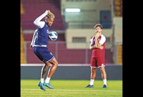 Michael Murillo trabaja con el balón, mientras es observado por un técnico asistente de la selección absoluta. Michael Murillo trabaja con el balón, mientras es observado por un técnico asistente de la selección absoluta.