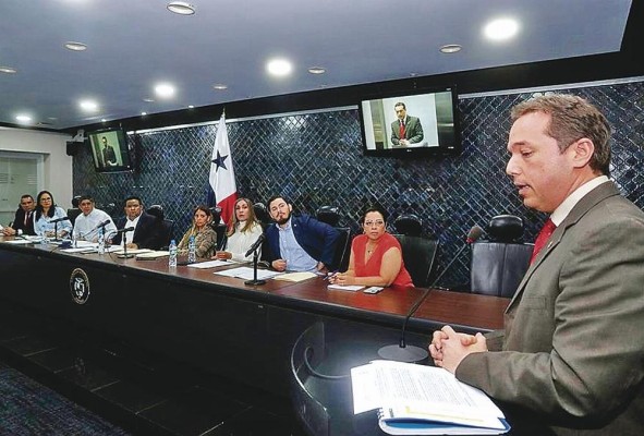 En la primera sesión realizada este martes, intervino el director de la Secretaría Nacional de Energía, Jorge Rivera Staff. En la primera sesión realizada este martes, intervino el director de la Secretaría Nacional de Energía, Jorge Rivera Staff.