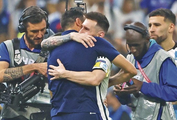 Lionel Messi abraza al técnico Linel Scaloni, tras clasificarse a la final del Mundial de Qatar 2022. Lionel Messi abraza al técnico Linel Scaloni, tras clasificarse a la final del Mundial de Qatar 2022.