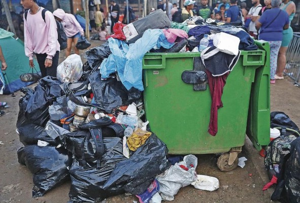 Bajo Chiquito se ve inundado de basura debido al movimiento de migrantes; los esfuerzos de recolección de residuos son insuficientes. Bajo Chiquito se ve inundado de basura debido al movimiento de migrantes; los esfuerzos de recolección de residuos son insuficientes.