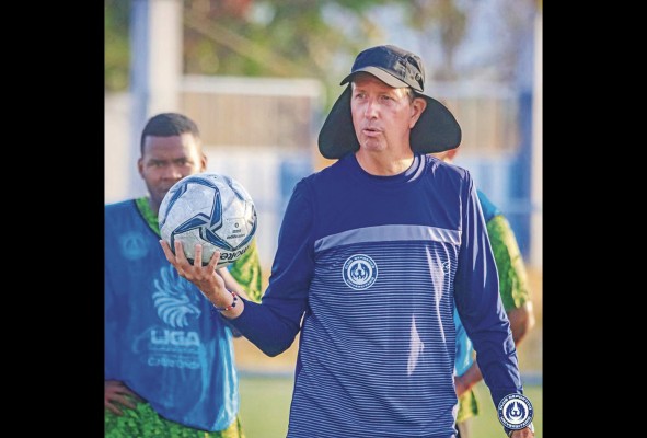 “Para los juegos que vienen con los equipos del Caribe, este es un jugador que se va a necesitar, fuerte dentro del área, con un tiro potente, hace unas diagonales muy buenas, sus movimientos sin balón son muy importantes y es también muy inteligente” Gary Stempel, “Para los juegos que vienen con los equipos del Caribe, este es un jugador que se va a necesitar, fuerte dentro del área, con un tiro potente, hace unas diagonales muy buenas, sus movimientos sin balón son muy importantes y es también muy inteligente” Gary Stempel,