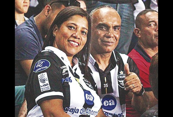 Con el Tauro FC ganó cinco torneos. Hoy lo sigue desde la tribuna como un seguidor más, acompañado de su esposa Lilibeth. Con el Tauro FC ganó cinco torneos. Hoy lo sigue desde la tribuna como un seguidor más, acompañado de su esposa Lilibeth.