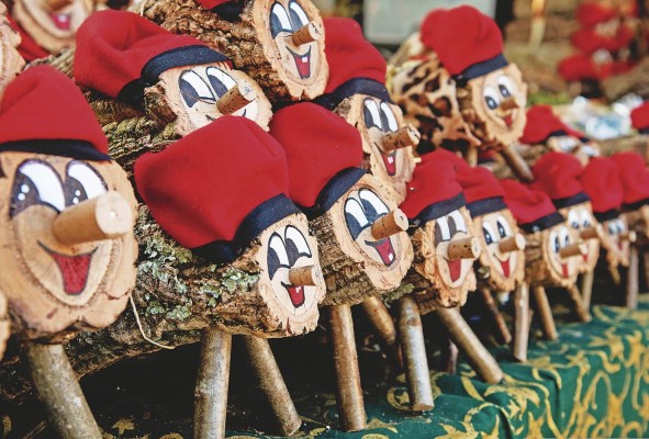 El Tío Nadal, tradición navideña en Cataluña. El Tío Nadal, tradición navideña en Cataluña.
