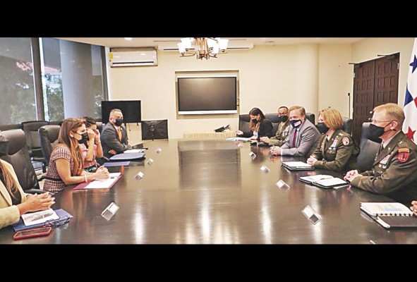 Tras arribar a suelo panameño, Richardson sostuvo una reunión con la canciller de Panamá, Erika Mouynes. Tras arribar a suelo panameño, Richardson sostuvo una reunión con la canciller de Panamá, Erika Mouynes.