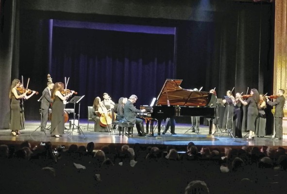 El pianista, acompañado por la Camerata Panamá El pianista, acompañado por la Camerata Panamá