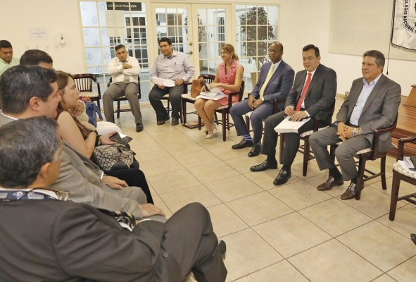 Al conversatorio acudieron varios proesionales del derceho interesasdos en que la Acción de Tutela se aplique en Panamá. Al conversatorio acudieron varios proesionales del derceho interesasdos en que la Acción de Tutela se aplique en Panamá.