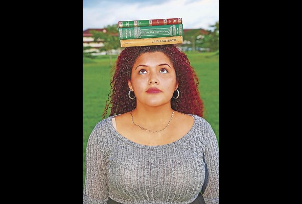 A través de la literatura los panameños pueden mejorar sus vidas y transportarse a otros mundos. A través de la literatura los panameños pueden mejorar sus vidas y transportarse a otros mundos.