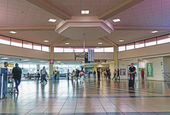 Viajeros esperan en el Aeropuerto Internacional de Tocumen. Viajeros esperan en el Aeropuerto Internacional de Tocumen.