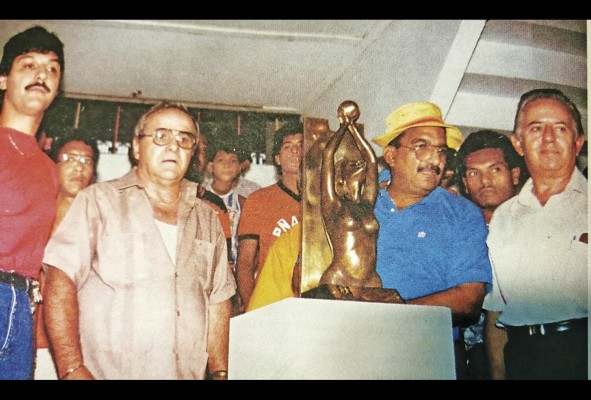 De izq. a der., Jorge Zelazni, tesorero; Giancarlo Gronchi, fundador de Anaprof; Ángel Jaén, director del Inde, y Ángel Valero, presidente de la Fepafut, con el trofeo a entregar al Plaza Amador, primer campeón nacional. De izq. a der., Jorge Zelazni, tesorero; Giancarlo Gronchi, fundador de Anaprof; Ángel Jaén, director del Inde, y Ángel Valero, presidente de la Fepafut, con el trofeo a entregar al Plaza Amador, primer campeón nacional.