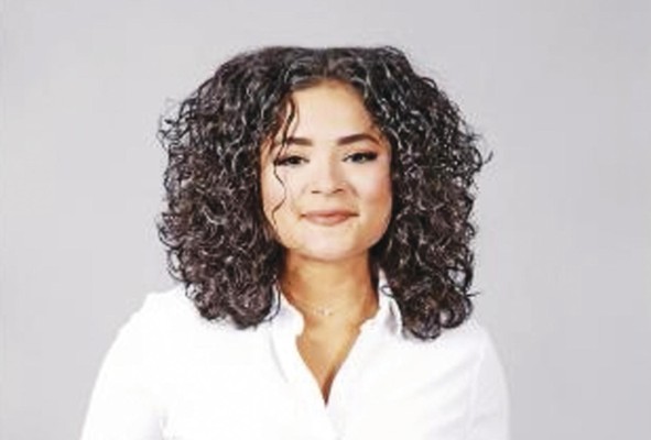 Irma Hernández Abogada y precandidata independiente a la Alcaldía de San Miguelito. Su fortaleza proviene de las ganas de contribuir con Panamá y alzar su voz en pro de la sociedad. Valida que su buena oralidad ha sido su mayor atributo, y sus palabras la han llevado lejos. “Los jóvenes sabemos lo que se está haciendo bien y lo que se está haciendo mal. Queremos que se lleven los procesos de manera correcta, queremos ser actores de cambio dentro de la toma de decisiones”. Irma Hernández Abogada y precandidata independiente a la Alcaldía de San Miguelito. Su fortaleza proviene de las ganas de contribuir con Panamá y alzar su voz en pro de la sociedad. Valida que su buena oralidad ha sido su mayor atributo, y sus palabras la han llevado lejos. “Los jóvenes sabemos lo que se está haciendo bien y lo que se está haciendo mal. Queremos que se lleven los procesos de manera correcta, queremos ser actores de cambio dentro de la toma de decisiones”.
