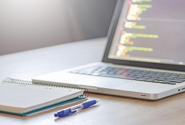 Los estudiantes de escuelas oficiales del país reciben pocas horas de clase en tecnología o informática en el nivel de media. Los estudiantes de escuelas oficiales del país reciben pocas horas de clase en tecnología o informática en el nivel de media.