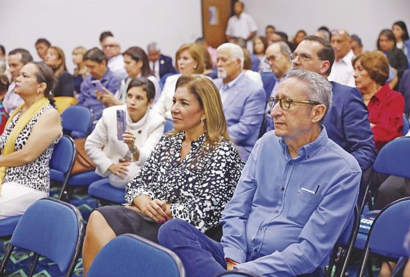 El público disfrutó las anécdotas del autor de la obra. El público disfrutó las anécdotas del autor de la obra.