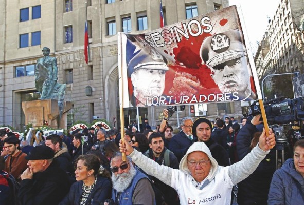 Decenas de manifestantes fueron registrados este lunes, junto a la estatua de Salvador Allende. Decenas de manifestantes fueron registrados este lunes, junto a la estatua de Salvador Allende.