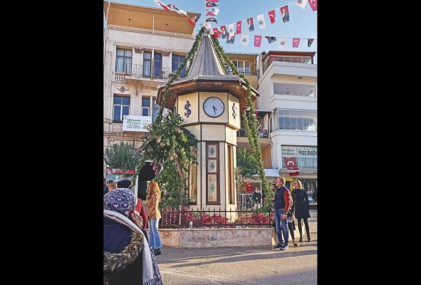 El reloj, centro de reunión de los visitantes. El reloj, centro de reunión de los visitantes.