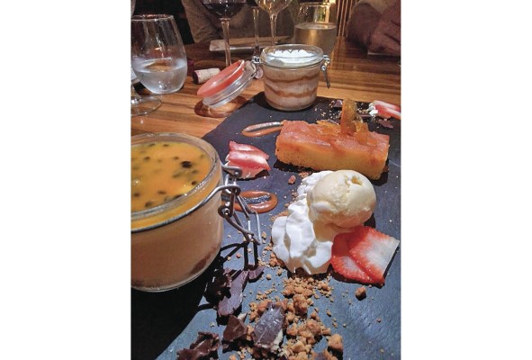 Mousse de maracuyá, tres leches y volteado de pera Mousse de maracuyá, tres leches y volteado de pera