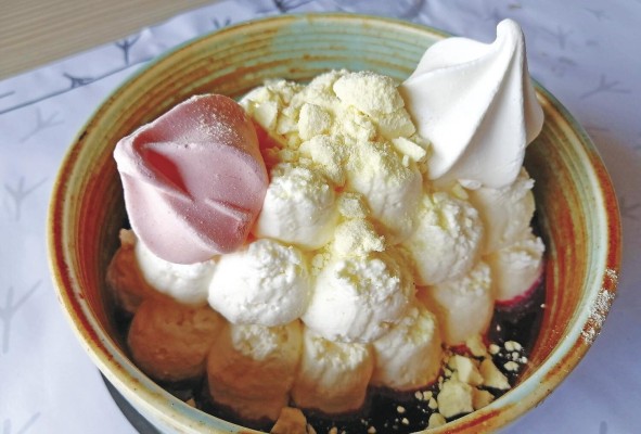 El postre, un pavlova de frambuesas El postre, un pavlova de frambuesas