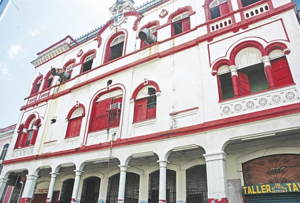Durante una época, el teatro Variedades se convirtió en el segundo más importante después del Teatro Nacional. Durante una época, el teatro Variedades se convirtió en el segundo más importante después del Teatro Nacional.