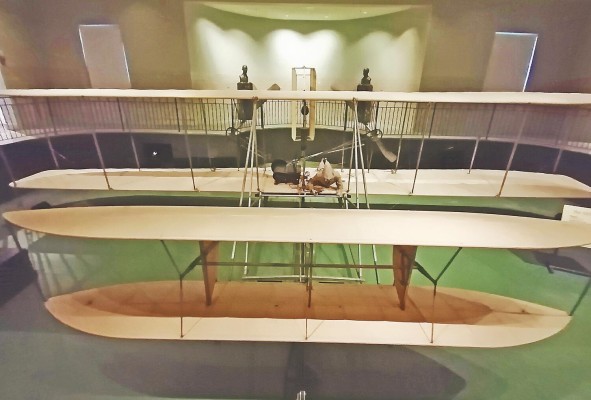 El salón donde se exhibe la nave aérea es muy especial. Pareciera construida específicamente para albergar el avión, y fue así. El salón donde se exhibe la nave aérea es muy especial. Pareciera construida específicamente para albergar el avión, y fue así.