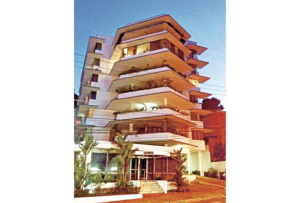 Edificio Grimaldo (1972), diseño del arquitecto René Brenes. Edificio Grimaldo (1972), diseño del arquitecto René Brenes.