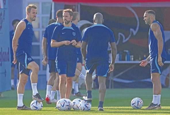 Gareth Southgate, DT de Inglaterra, junto a Kane (i). Gareth Southgate, DT de Inglaterra, junto a Kane (i).