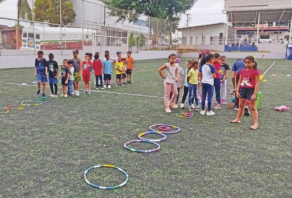El atletismo podría promoverse en forma masiva en las escuelas y comunidades, pero no se hace. El atletismo podría promoverse en forma masiva en las escuelas y comunidades, pero no se hace.