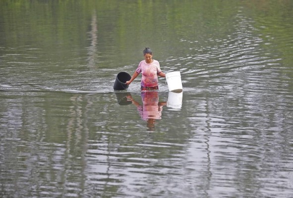 La comunidad se abastece del río para beber agua, lavar la ropa y asearse. La comunidad se abastece del río para beber agua, lavar la ropa y asearse.