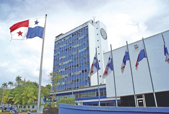 El presidente de la Comisión de Educación, Cultura y Deportes, Héctor Brands, explicó que este proyecto de Ley General de Cultura legitimará las actuaciones públicas en favor de una amplia gama de actividades. El presidente de la Comisión de Educación, Cultura y Deportes, Héctor Brands, explicó que este proyecto de Ley General de Cultura legitimará las actuaciones públicas en favor de una amplia gama de actividades.