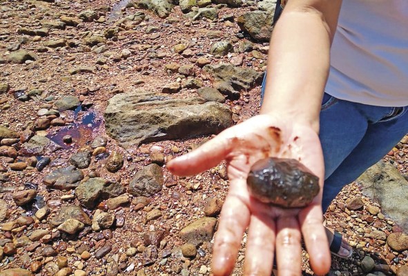En las costas de la isla hay restos de sustancias oleosas. En las costas de la isla hay restos de sustancias oleosas.