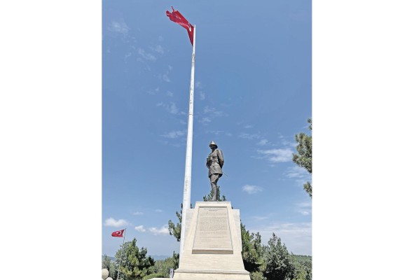 Estatua del héroe nacional Mustafá Kemal Atatürk Estatua del héroe nacional Mustafá Kemal Atatürk